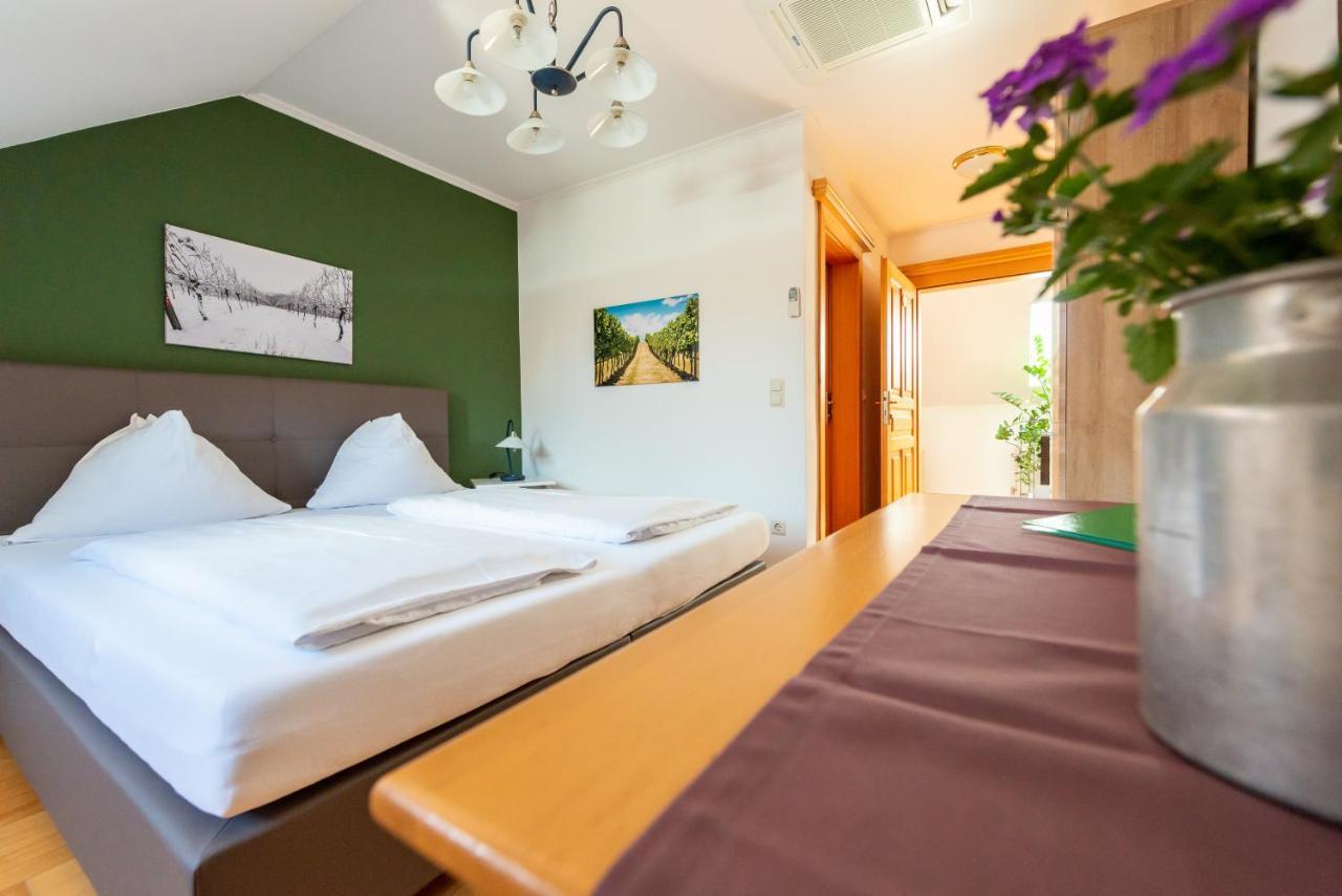 Weingut Burger Hotell Kalladorf Exteriör bild