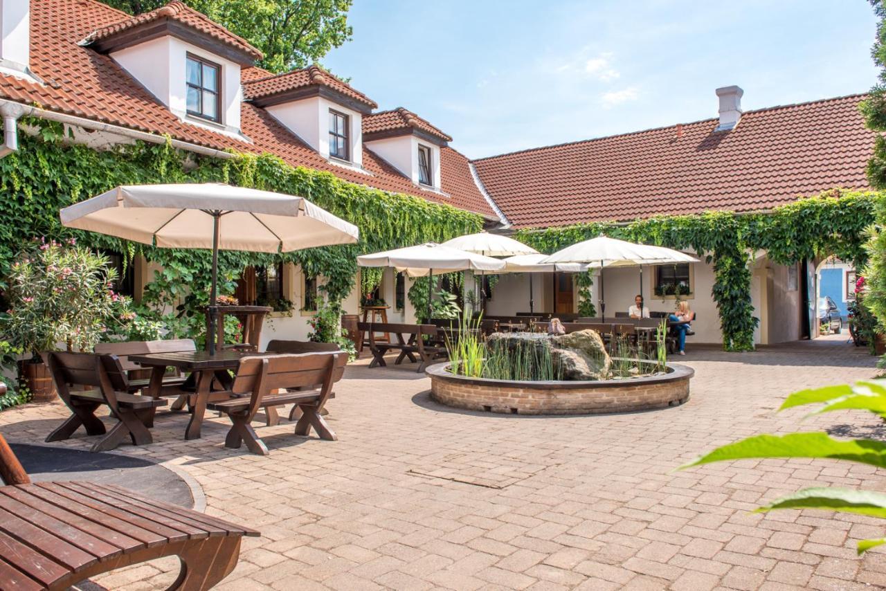 Weingut Burger Hotell Kalladorf Exteriör bild