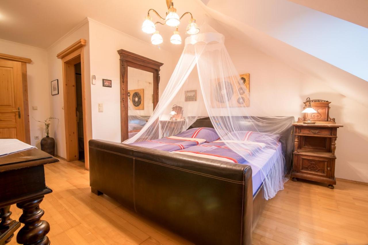 Weingut Burger Hotell Kalladorf Exteriör bild